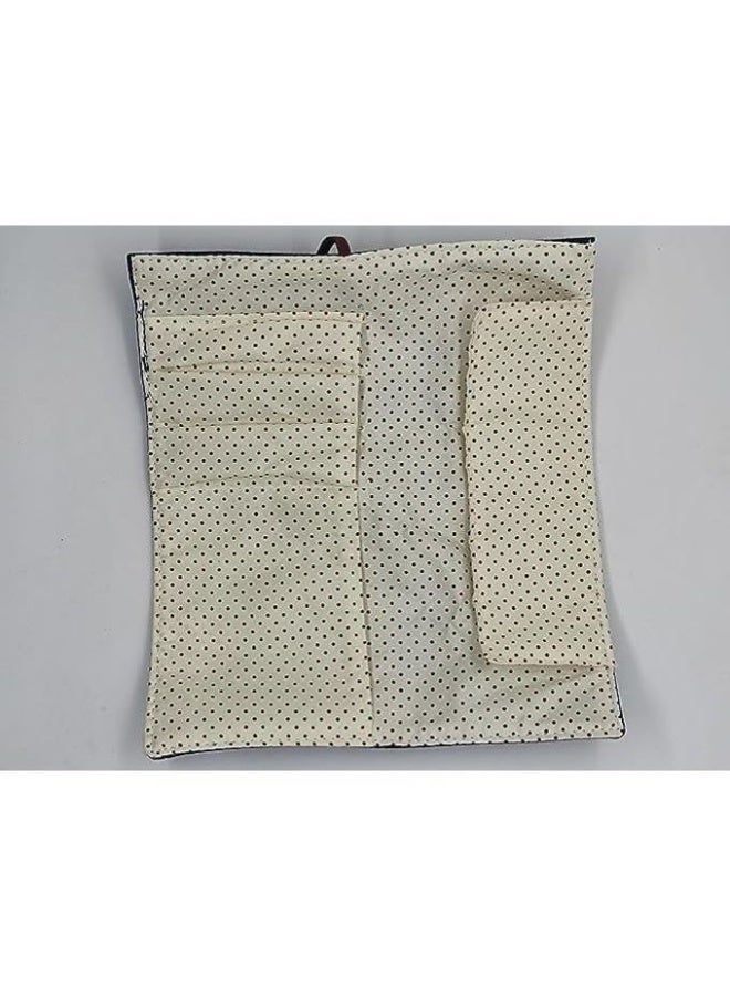 مقلمة قابلة للطي  حافظة اقلام رول ،حقيبة اقلام بقماش متين عالي الجوده ورباط قوي,مطبوع, بها 3اماكن للاقلام وجيب اخر كبير( لون كحلي في احمر - Image 3